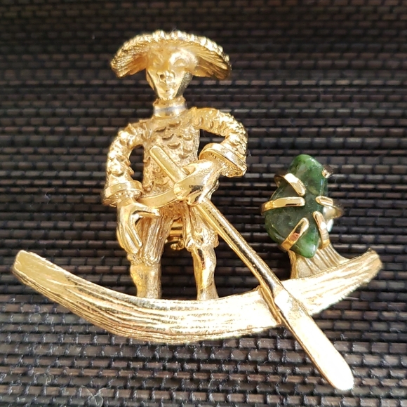 BSK Jewelry - VTG BSK oriental boatsman brooch gold color/+Jade